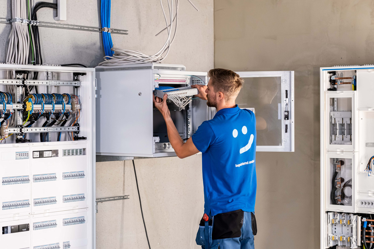 Servicemitarbeiter richtet die Netzwerkverbindungen ein