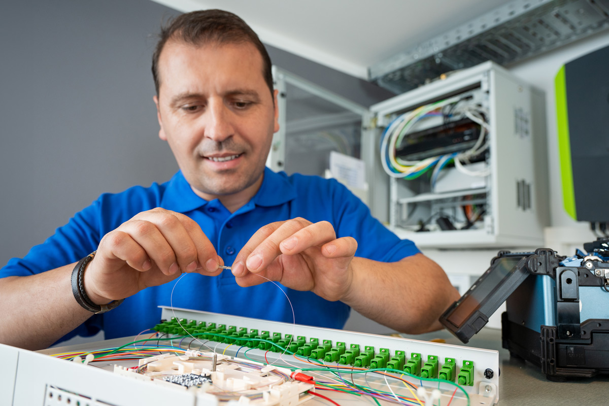 Elektriker bei der Arbeit